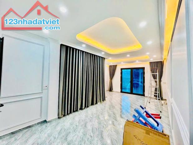 Nhà đẹp ở luôn ở La Thành, Đống Đa diện tích 52m2, 4 tầng, mặt tiền 4.8m, gara oto, Giá - 3