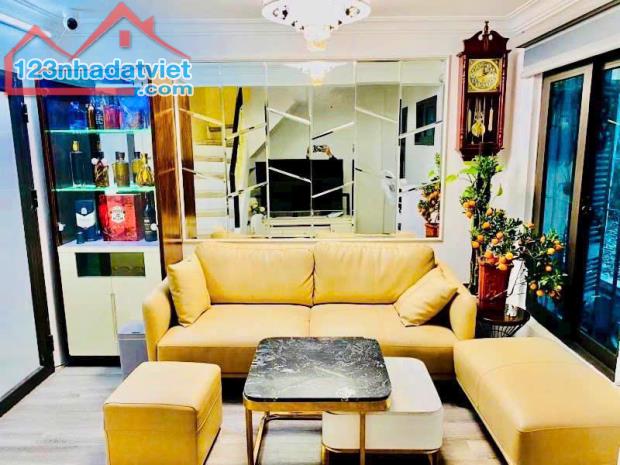 Nhà đẹp ở luôn ở La Thành, Đống Đa diện tích 52m2, 4 tầng, mặt tiền 4.8m, gara oto, Giá - 4