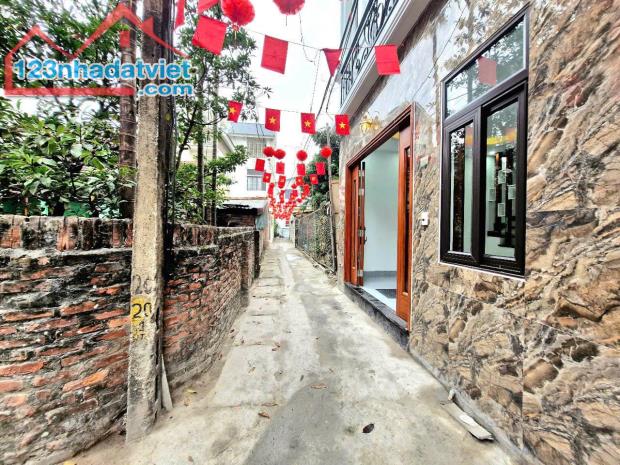 Siêu phẩm bán nhà 5 tầng tại Di Trạch, Hàng xóm KĐT Hinode, ô tô đỗ cách nhà 30m.