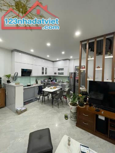 Hào Nam, Đống Đa, lô góc, 3 thoáng, Mt 5m, 42 m2,  5 tầng chỉ 11 tỷ - 1