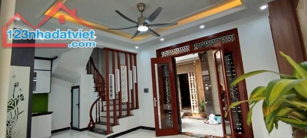 Nhà 5 tầng mới kính kong có sân rộng 30M thoáng mát. Phố Thanh Lân, Hoàng Mai 65M2*6.8 tỷ.