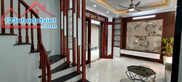 Nhà 5 tầng mới kính kong có sân rộng 30M thoáng mát. Phố Thanh Lân, Hoàng Mai 65M2*6.8 tỷ. - 1