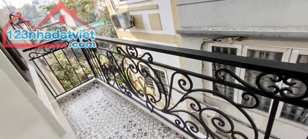 Nhà 5 tầng mới kính kong có sân rộng 30M thoáng mát. Phố Thanh Lân, Hoàng Mai 65M2*6.8 tỷ. - 2