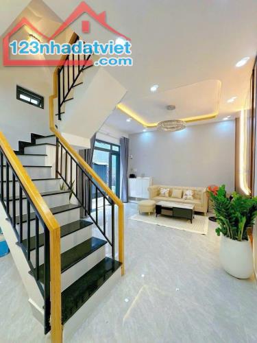 BÁN NHÀ ĐÌNH PHONG PHÚ - HẺM XE HƠI - 6 TỶ - 60M2 - 2