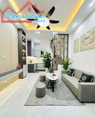 Nhà Đẹp Ở Luôn Ngõ Văn Hương, Đống Đa 21m, 5 tầng, mt 3.5m, giá 4.95 tỷ.