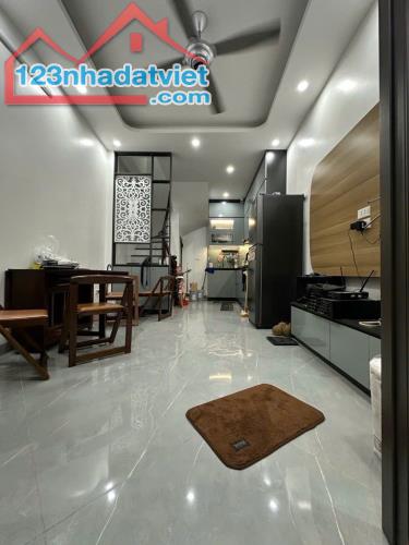 Bán nhà đẹp Hoàng Mai, 30m2, 5 tầng, ôtô đỗ cách 5m, đi bộ ra hồ Đền Lừ, giá nhỉnh 6tỷ
