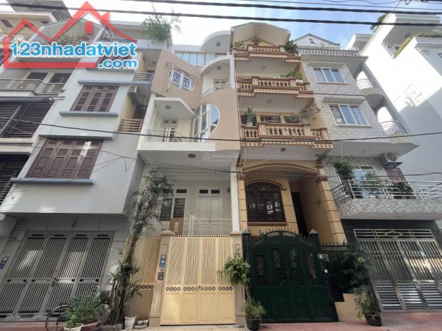 Duy nhất! Phân lô Hoàng Quốc Việt, 7 chỗ vào nhà, 65m2 sổ, 17.3 tỷ, mặt tiền 5m