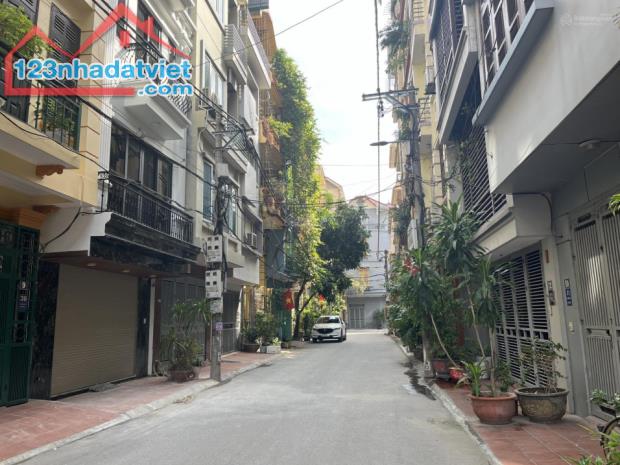 Duy nhất! Phân lô Hoàng Quốc Việt, 7 chỗ vào nhà, 65m2 sổ, 17.3 tỷ, mặt tiền 5m - 1