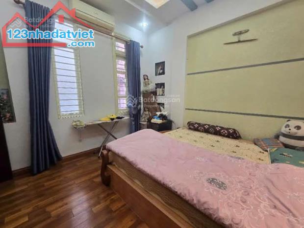Duy nhất! Phân lô Hoàng Quốc Việt, 7 chỗ vào nhà, 65m2 sổ, 17.3 tỷ, mặt tiền 5m - 4