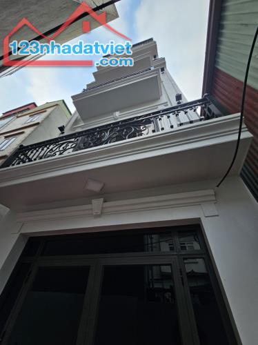 Hoàng Quốc Việt 45m2 - 6 Tầng  CÒN MỚI ĐẸP 6 NGỦ - PHỐ VIP GẦN OTO TRÁNH  -  11.5 tỷ