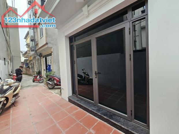 Hoàng Quốc Việt 45m2 - 6 Tầng  CÒN MỚI ĐẸP 6 NGỦ - PHỐ VIP GẦN OTO TRÁNH  -  11.5 tỷ - 1