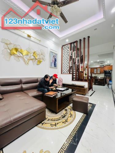 Hoàng Quốc Việt 45m2 - 6 Tầng  CÒN MỚI ĐẸP 6 NGỦ - PHỐ VIP GẦN OTO TRÁNH  -  11.5 tỷ - 2