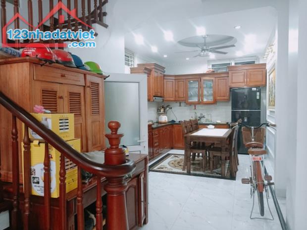 Hoàng Quốc Việt 45m2 - 6 Tầng  CÒN MỚI ĐẸP 6 NGỦ - PHỐ VIP GẦN OTO TRÁNH  -  11.5 tỷ - 3