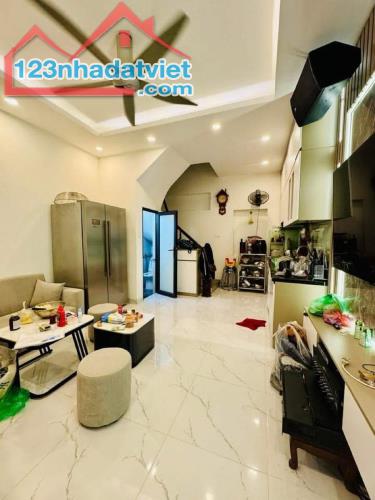 Bán nhà 295 Bạch Mai xe ba gác đỗ cửa, nhà xinh xắn ở ngay 30m giá 5.85 tỷ.