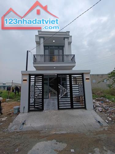 CHÍNH CHỦ VỀ QUÊ BÁN GẤP NHÀ 2 LẦU GIÁP PHƯỜNG TÂN PHONG