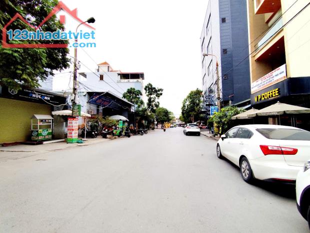 Bán nhà mặt đường 613 Thiên Lôi - Cafe 12h, 120m 3 tầng, vị trí đẹp Giá 18 tỉ