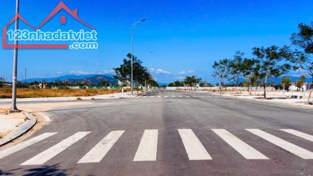 Nhà phố 4 tầng sổ sẵn mặt biển Bình Sơn - Phan Rang, đường rộng 21m, giá chỉ 5,9 tỷ. - 2