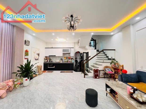 Nhà 3 tầng cực phẩm phố Miếu Hai Xã chỉ việc xách vali về ở