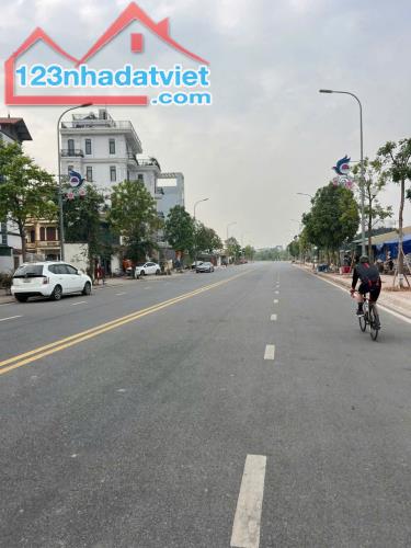 Bán lô đất ĐG ĐTM Bát Khối - Cự Khối - Thạch Bàn DT 75 m2 mặt 5 m .LH 0961833639