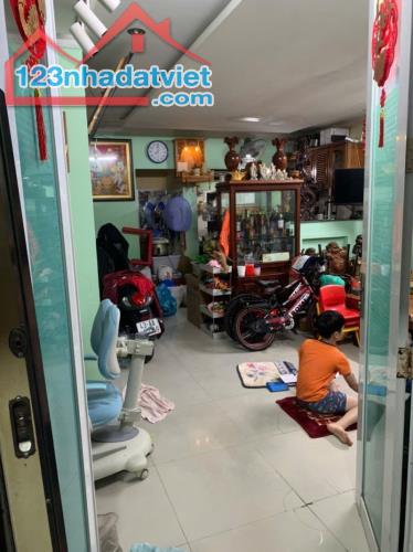 ♣ Nhà Kiệt Hoàng Diệu gần Nguyễn Văn Linh, 32m2, 2 tầng cứng sạch, sân rộng, kiệt rộng,