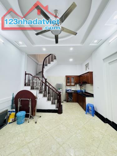Có 102 Minh Khai -  Hai Bà Trưng. Tài chính 6.8tỷ  5 tầng,