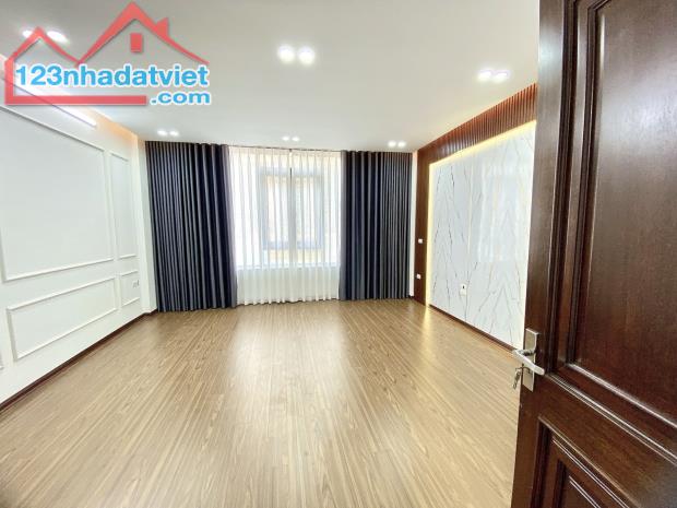 Cần bán gấp nhà Hoàng Văn Thái, Thanh Xuân, thang máy, full nội thất, dòng tiên,
