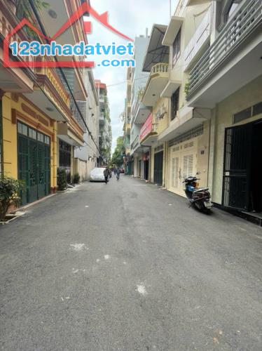 Bán nhà Phùng Khoang NTL,Ô tô tránh vào nhà - Ngõ thông kinh doanh - Lô góc - 40m - hơn 8