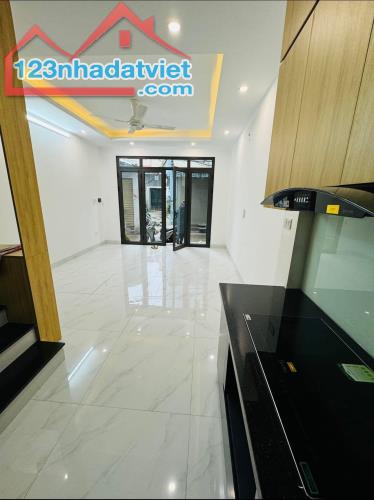 Nhà dân xây mới 5T mặt tiền 4m đường thông phân Nhà dân xây mới 5T mặt tiền 4m đường thông