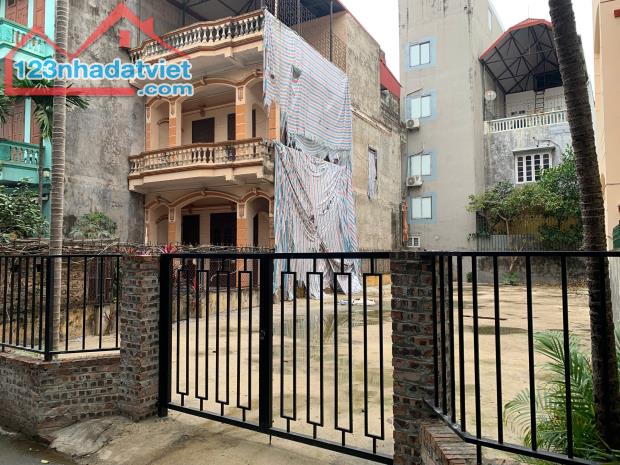 Bán Đất Lạc Long Quân - hướng ĐB - 130m2 x MT 11m - 2 xe tải tránh - Thông thẳng Hồ Tây