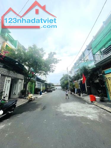 Mặt Tiền Lớn 10M, Khu P Lô, Tam Bình Thủ Đức, DT 81m2 ( 5.2 x 16 ) 4 Tầng, chỉ 6.99ty