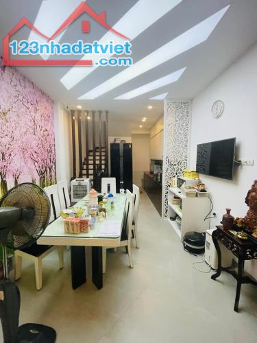 BÁN NHÀ GẦN MẶT PHỐ THÁI HÀ – ĐỐNG ĐA, THOÁNG TRƯỚC SAU, MẶT NGÕ Ô TÔ THÔNG, KINH DOANH.