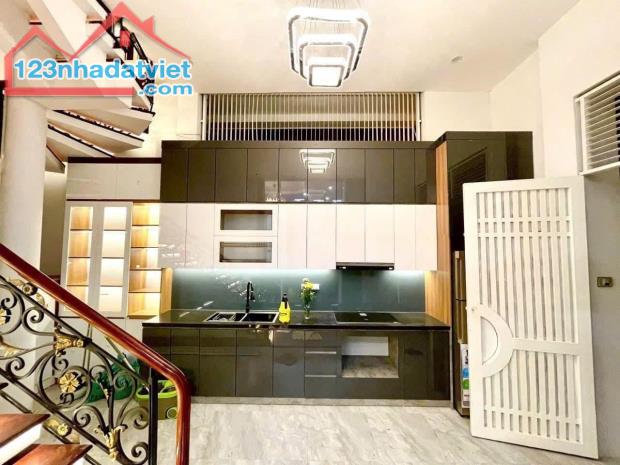 BÁN NHÀ NGỌC LÂM 50M2* 6 TẦNG* 6.5 TỶ, THANG MÁY