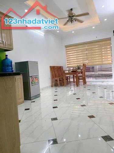 Cho thuê nhà mới đẹp, full đồ ở đường Hoàng Mai 30m x 5T giá 12tr, cách mặt đường 5m