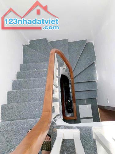 Cho thuê nhà mới đẹp, full đồ ở đường Hoàng Mai 30m x 5T giá 12tr, cách mặt đường 5m - 3