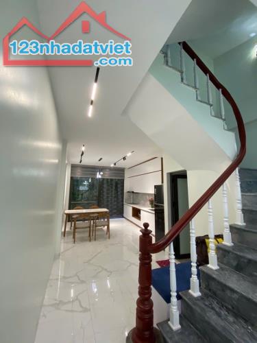 NHÀ ĐẸP_PHỐ VIỆT HƯNG-LONG BIÊN. DT: 35m².  5tầng.  Giá: 6,6tỷ - 2