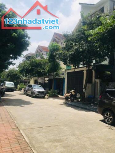 Cần bán BT Trung văn Intracom, Tố Hữu, DT:145m x 4T,MT 6,2m. Giá 28 tỷ. LH: 0964769634