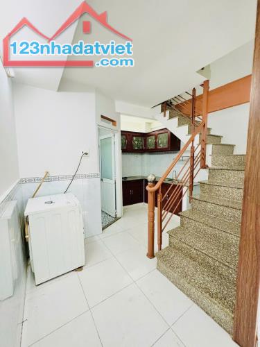 Bán nhà riêng 32m2 2 tầng Bùi Minh Trực phường 5 quận 8 chỉ nhỉnh 3 tỷ - 4