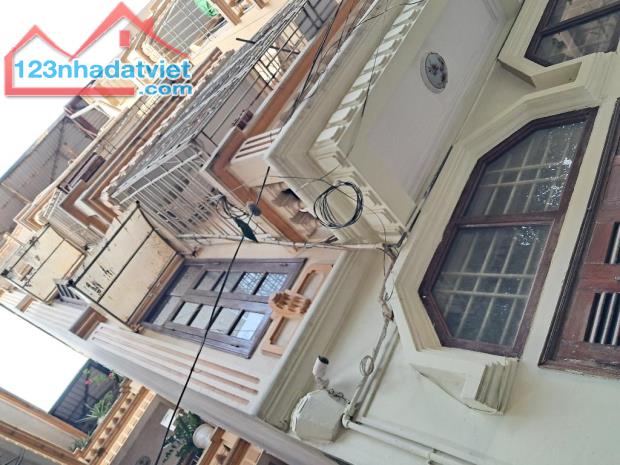 Kinh Doanh-Phân Lô-Ô Tô,khu Đền Lừ, dt: 40m, mt: 5,5m, 5 tầng.