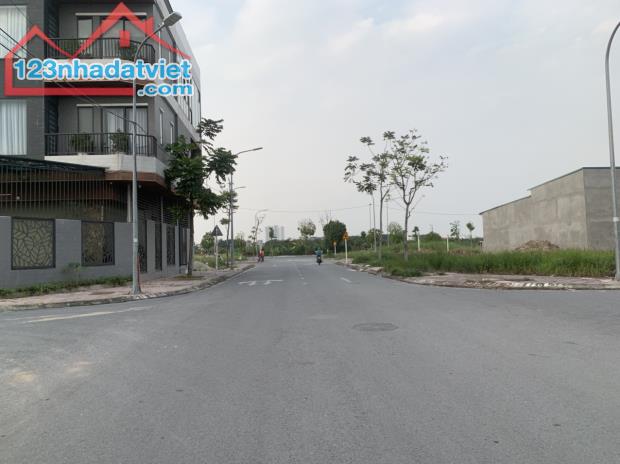 Bố vợ cần tiền bán gấp mảnh đất 2 mặt thoáng khu đấu giá mới Cự Khối giá tốt đầu tư - 3
