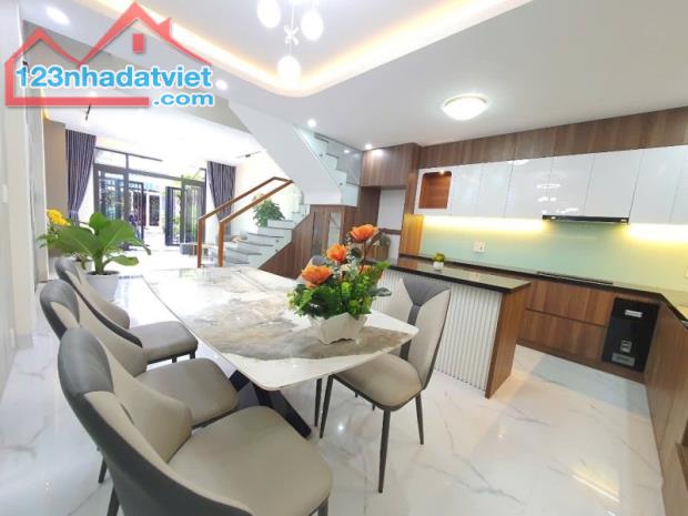 Nhà phố đẹp 3 tầng x 75m2, full nội thất, đường 5m5 cạnh biển Nguyễn Tất Thành, Hòa Minh - 1