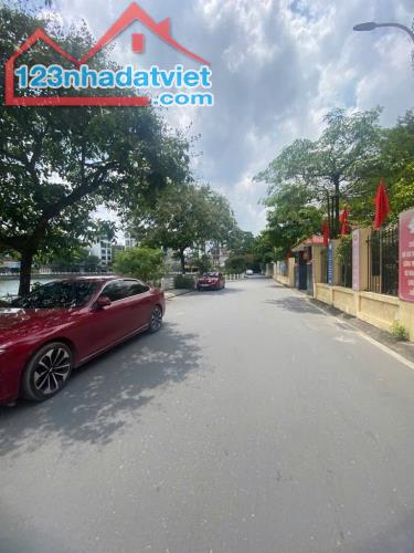Bán nhà Bát Khối, lô góc, ngõ thông, ô tô tránh - DT 78m2, 4 tầng, 9.3m - Chào 14.3 tỷ.