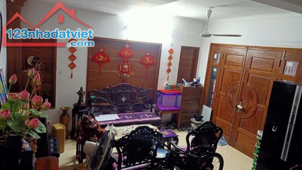 BÁN NHÀ MẶT NGÕ TÂY HỒ - NGÕ BA GÁC PHI - BA BƯỚC CHÂN RA ĐƯỜNG Ô TÔ TRÁNH NHAU