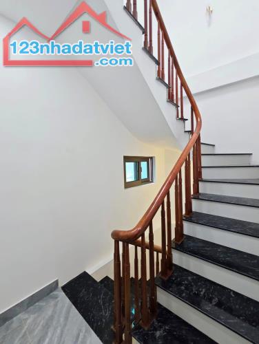NHÀ 5 TẦNG MỚI  Ô TÔ ĐỔ CỔNG CHỦ THIỆN CHÍ BÁN- ĐỊNH CÔNG THƯỢNG HOÀNG MAI 40M2 CHỈ 6.4 TỶ