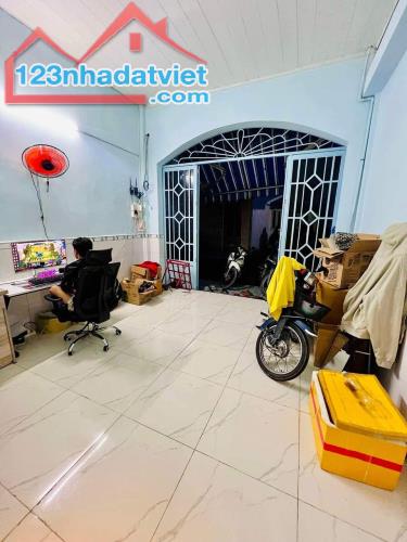 Chuyển về quê sinh sống, bán gấp nhà 2 tầng BTCT hẻm xe hơi Trần Văn Quang, khu KD, 4.x tỷ