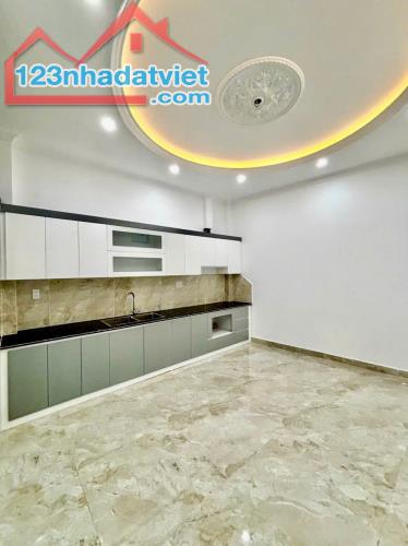 Bán nhà 3 tầng xây độc lập ngay gần chợ Lãm Hà ( có sân cổng ) oto đỗ cửa :