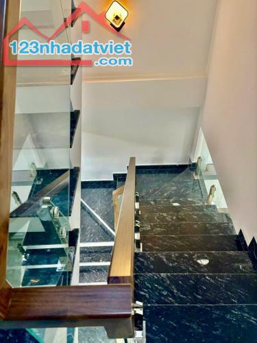 Bán nhà 3 tầng xây độc lập ngay gần chợ Lãm Hà ( có sân cổng ) oto đỗ cửa : - 1