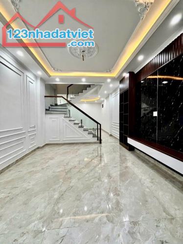 Bán nhà 3 tầng xây độc lập ngay gần chợ Lãm Hà ( có sân cổng ) oto đỗ cửa : - 2