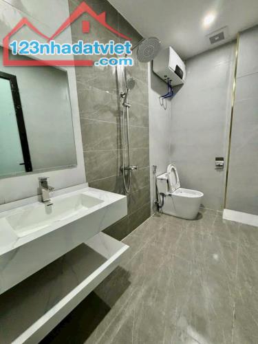 Bán nhà 3 tầng xây độc lập ngay gần chợ Lãm Hà ( có sân cổng ) oto đỗ cửa : - 4
