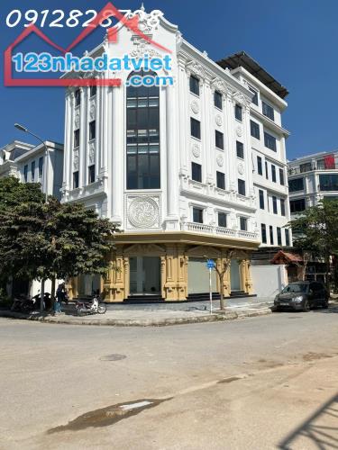 Cho thuê biệt thự ngõ 214 Nguyễn Xiển ,120m x 5 tầng 1 tum thông sàn , thang máy riêng