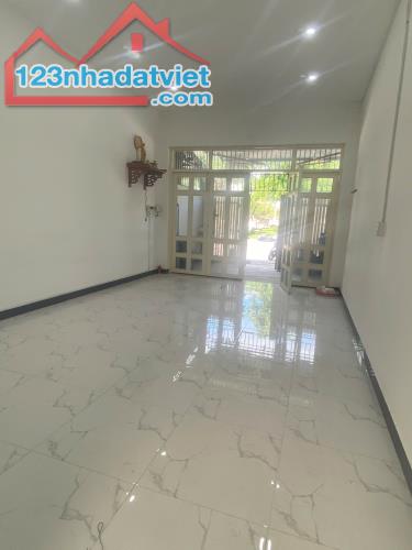 Rẻ nhất khu hòn xện. BÁN ĐẤT TẶNG NHÀ NHƯ HÌNH đối diện công viên, d60m2 , giá bán 2 ty690